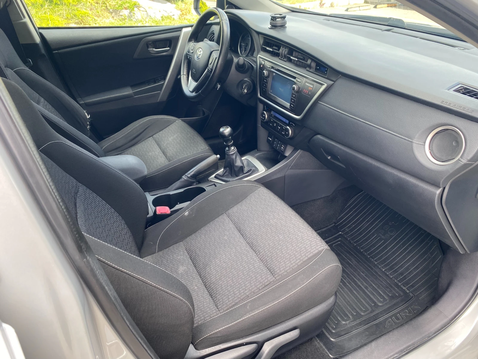 Toyota Auris 2.0D-4D MT, снимка 11 - Автомобили и джипове - 54563507