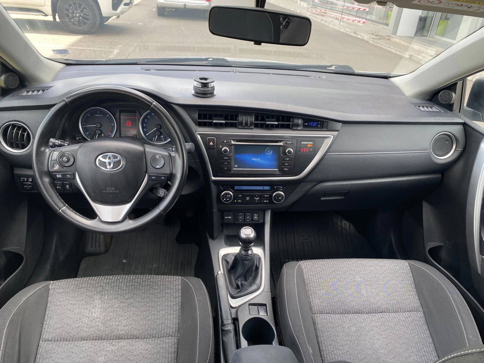 Toyota Auris 2.0D-4D MT, снимка 14 - Автомобили и джипове - 54563507
