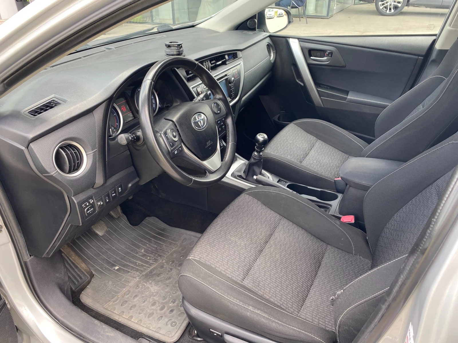 Toyota Auris 2.0D-4D MT, снимка 13 - Автомобили и джипове - 54563507