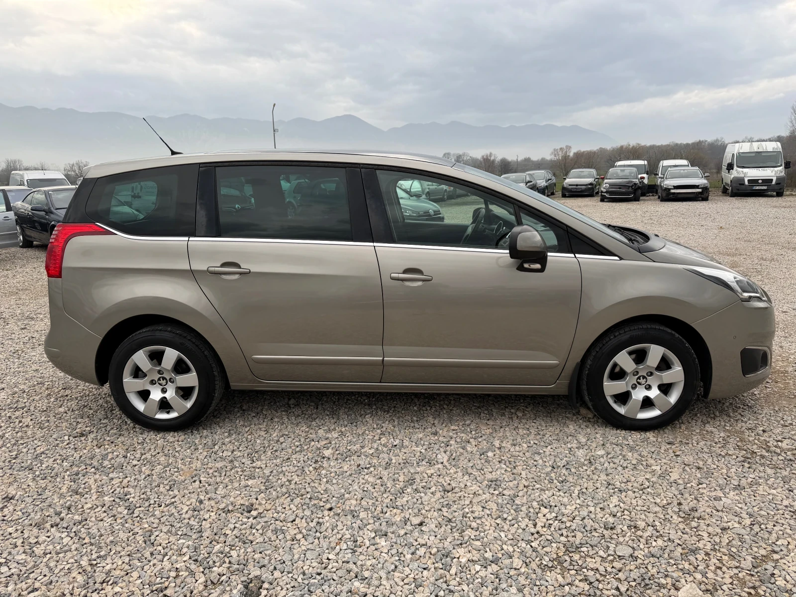 Peugeot 5008 1.6HDI-115PS-АВТОМАТ-НАВИ, снимка 4 - Автомобили и джипове - 54625434