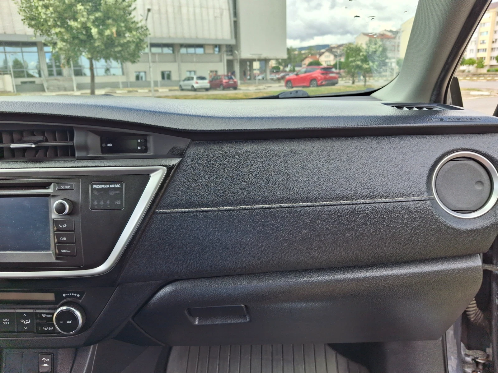 Toyota Auris, снимка 11 - Автомобили и джипове - 55412568