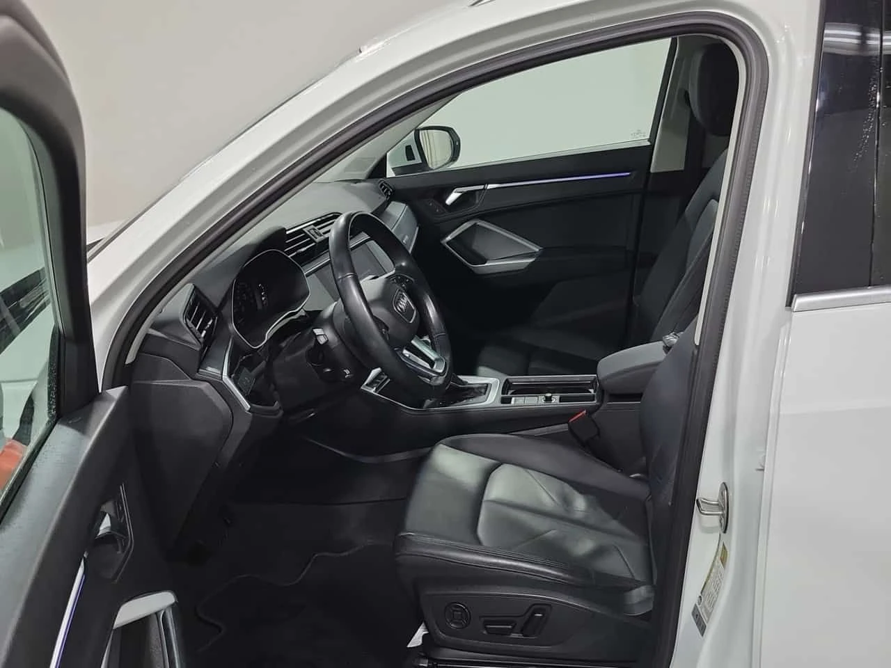 Audi Q3 * PROGRESSIV * ПОДГРЕВ * ДВА КЛЮЧА * ПАНОРАМА , снимка 7 - Автомобили и джипове - 53888921