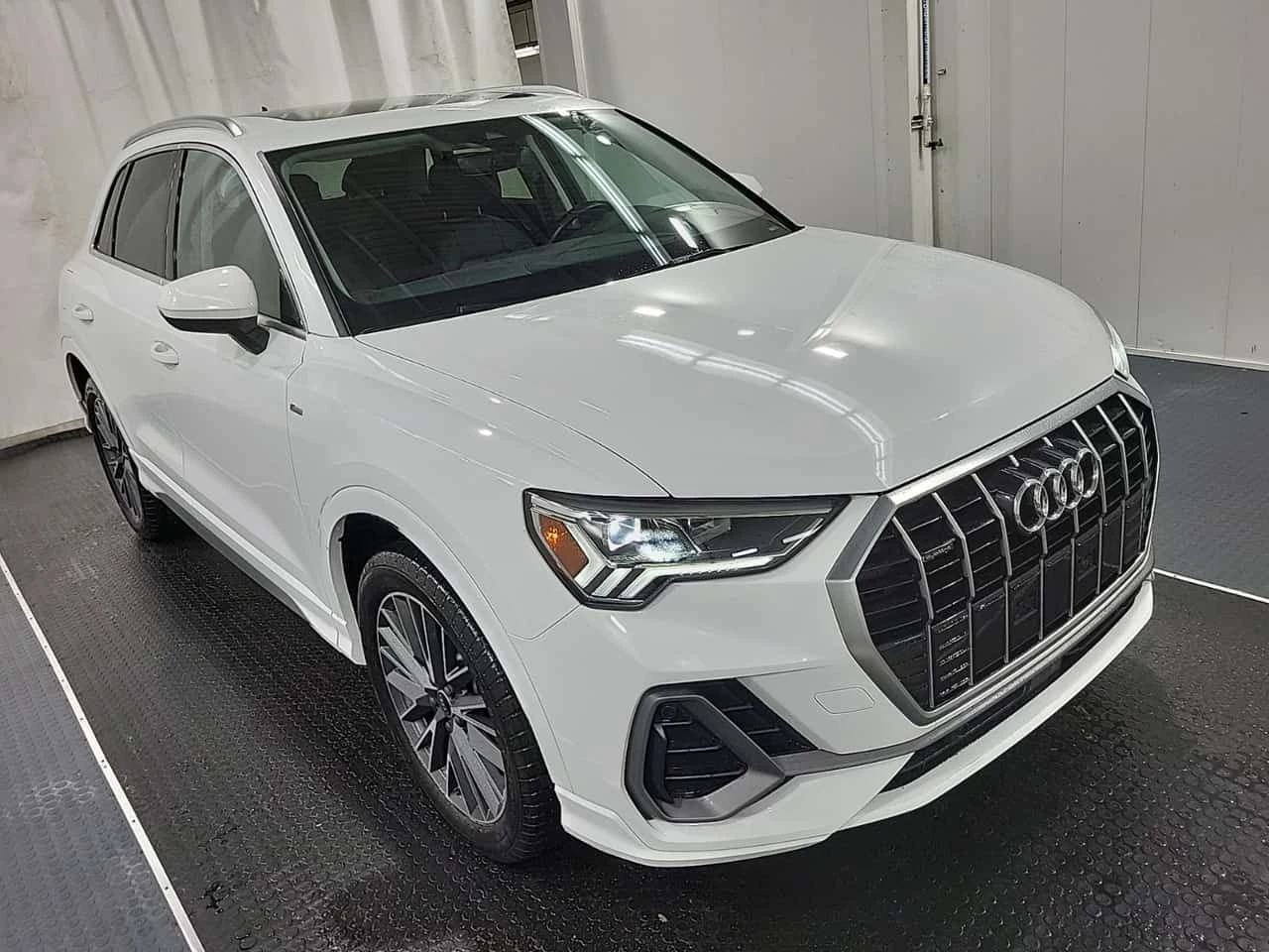 Audi Q3 * PROGRESSIV * ПОДГРЕВ * ДВА КЛЮЧА * ПАНОРАМА , снимка 3 - Автомобили и джипове - 53888921