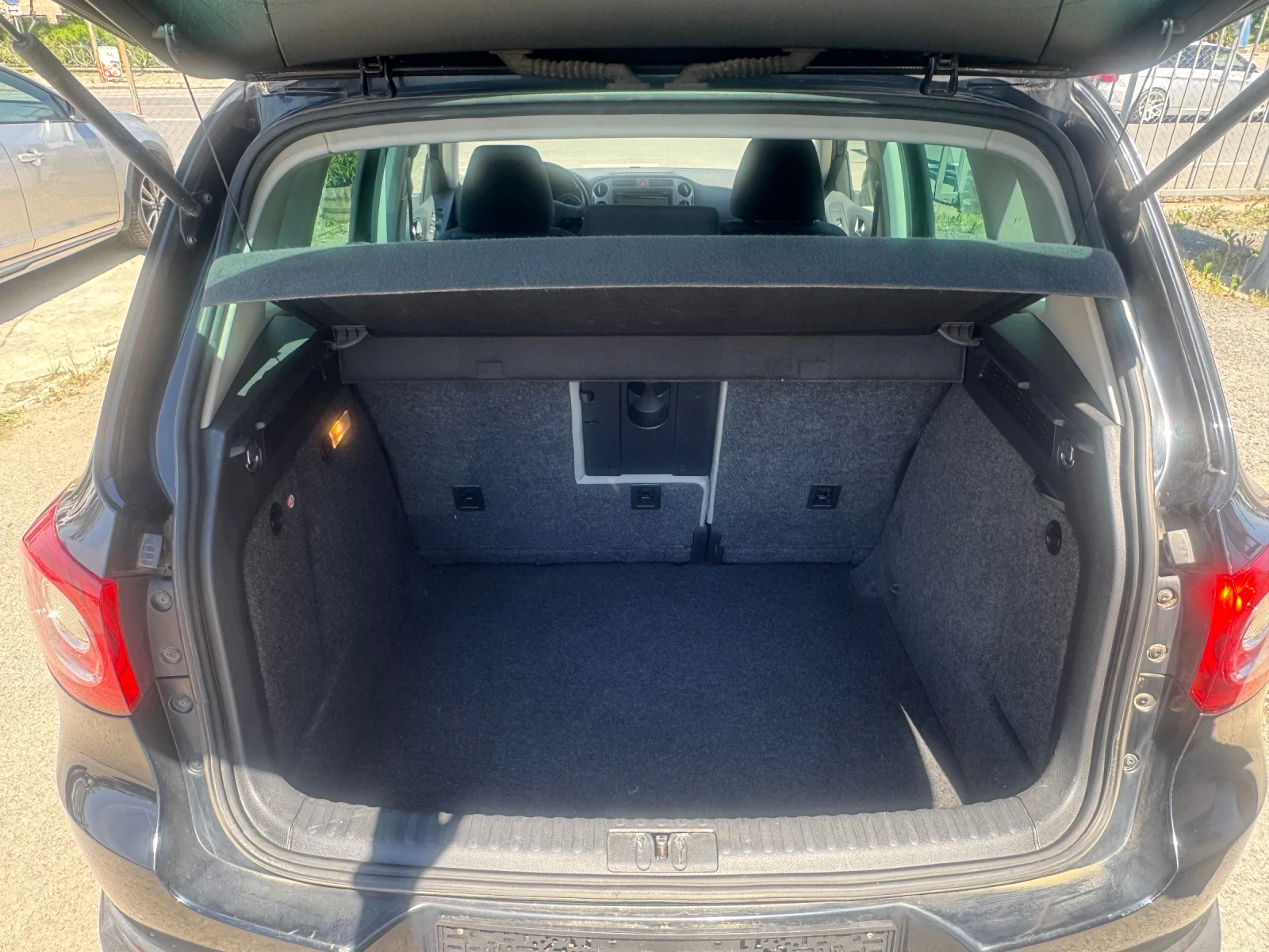 VW Tiguan 2, 0TDI 140k.c 4x4, снимка 11 - Автомобили и джипове - 54680023