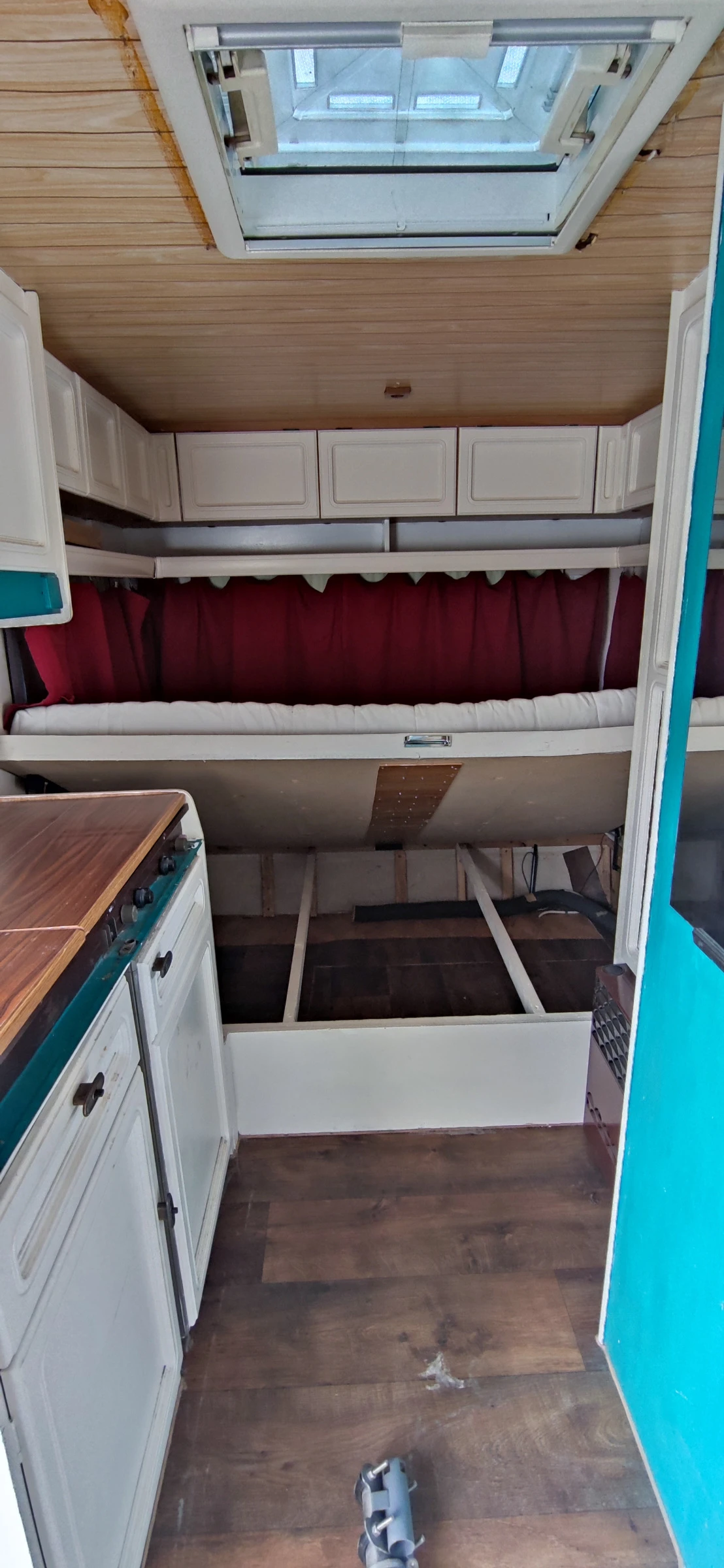 Каравана Burstner CITY, снимка 7 - Каравани и кемпери - 54240386