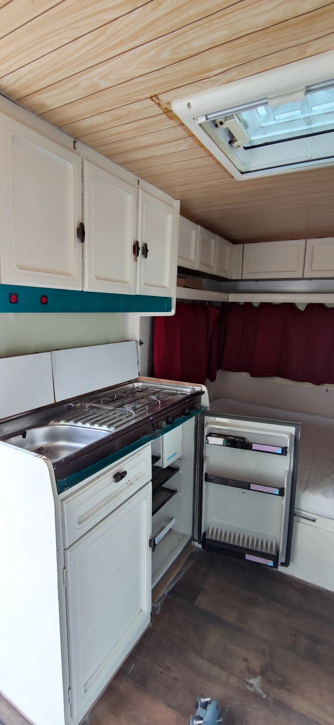 Каравана Burstner CITY, снимка 6 - Каравани и кемпери - 54240386