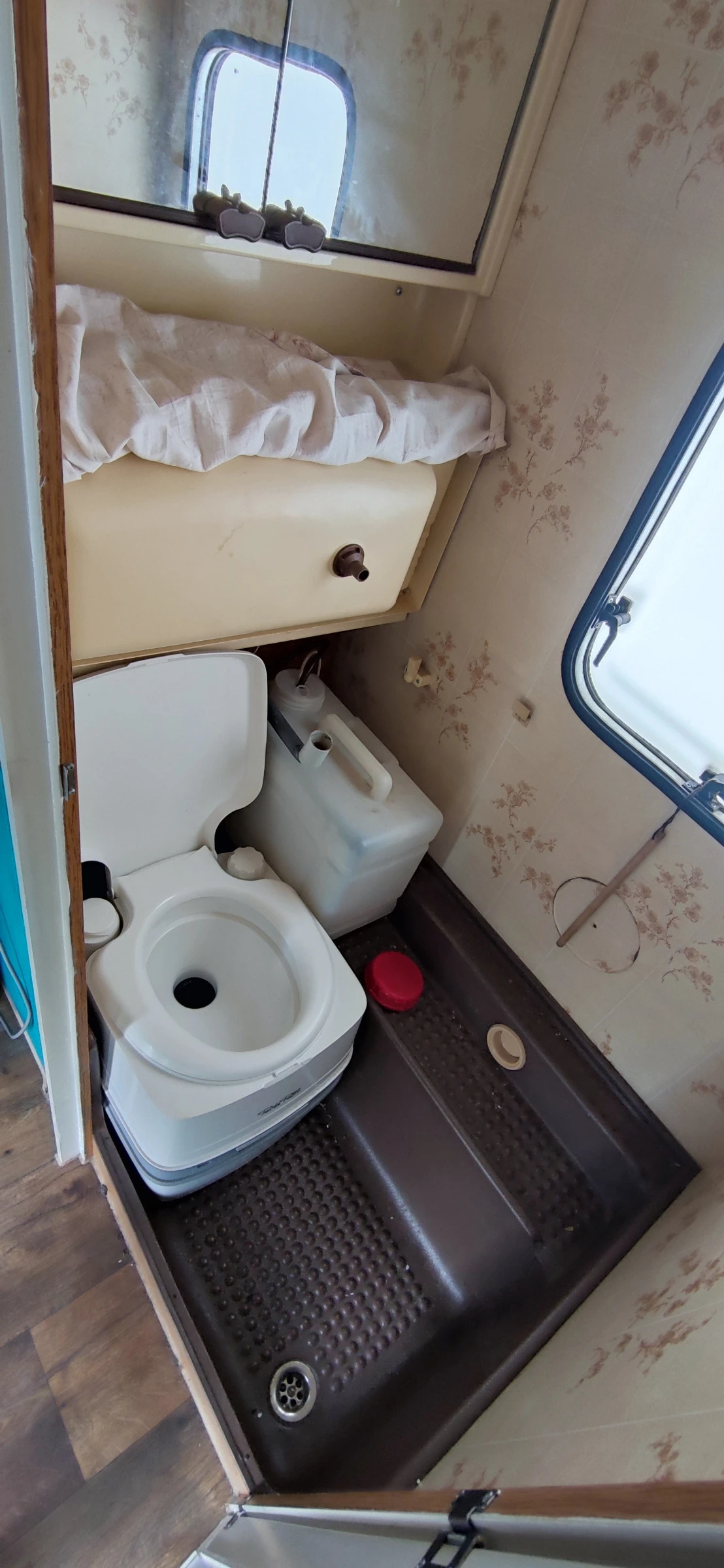 Каравана Burstner CITY, снимка 12 - Каравани и кемпери - 54240386