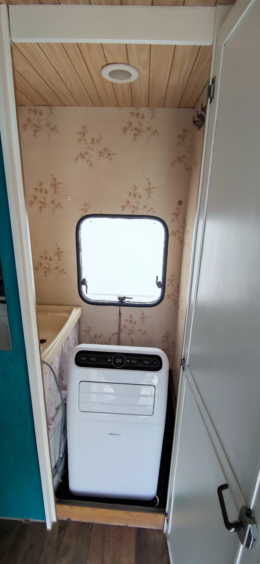 Каравана Burstner CITY, снимка 10 - Каравани и кемпери - 54240386