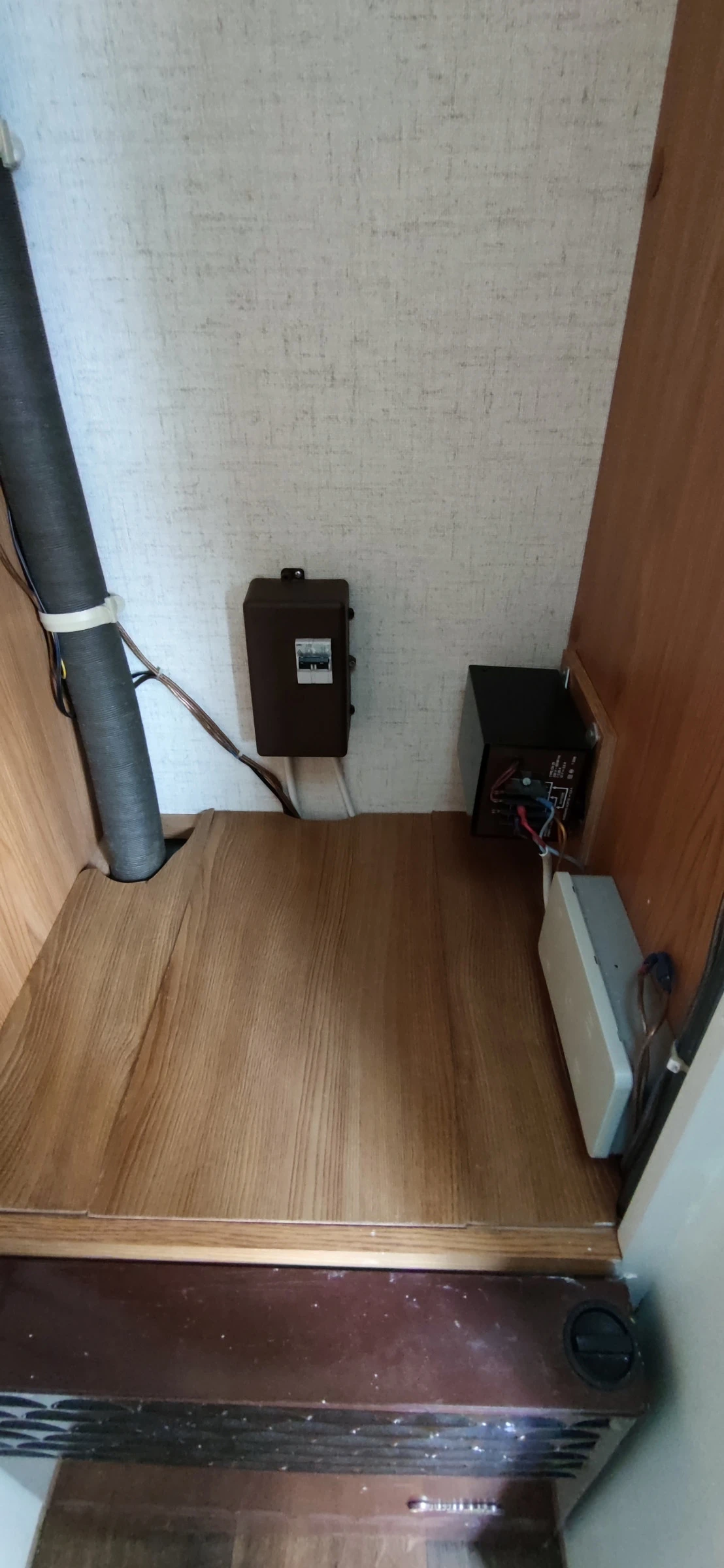 Каравана Burstner CITY, снимка 9 - Каравани и кемпери - 54240386