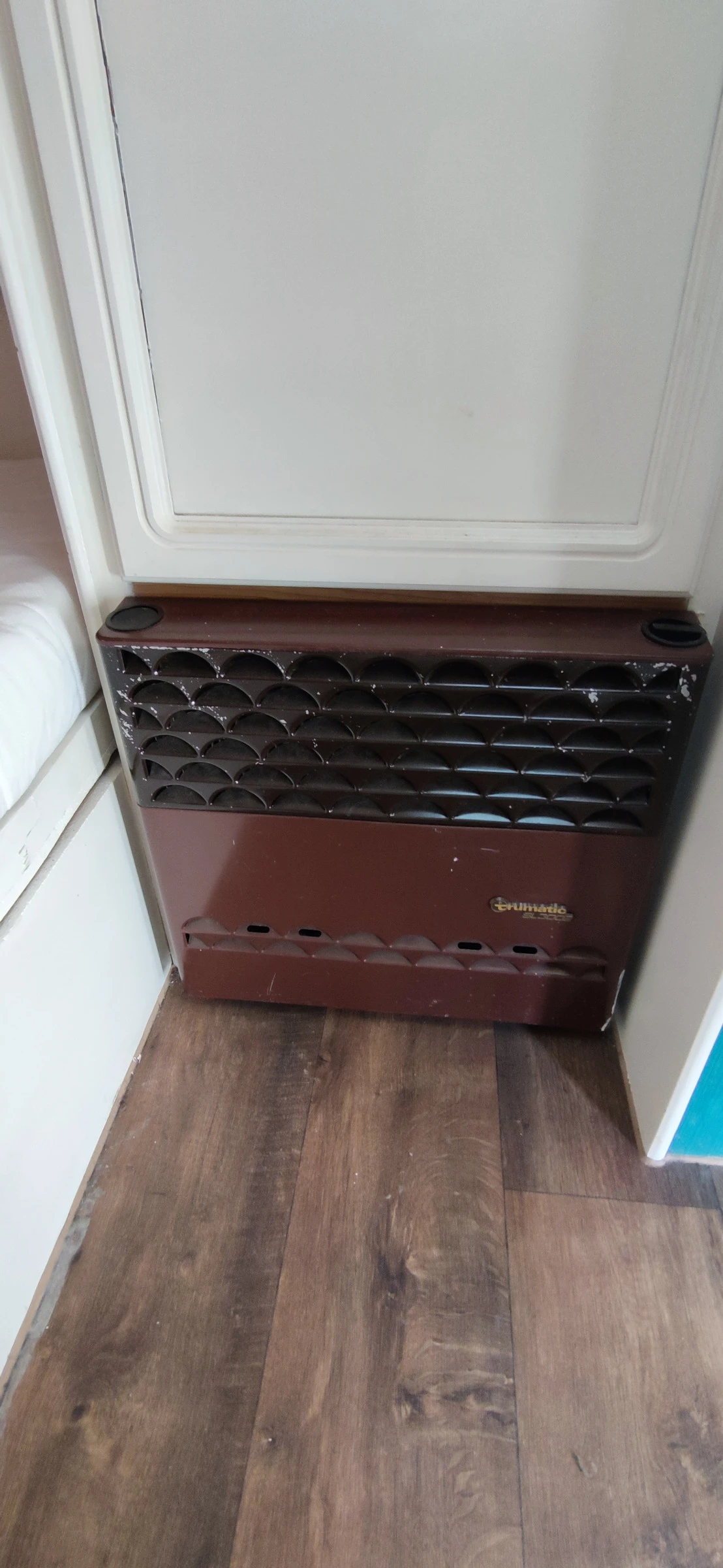 Каравана Burstner CITY, снимка 8 - Каравани и кемпери - 54240386