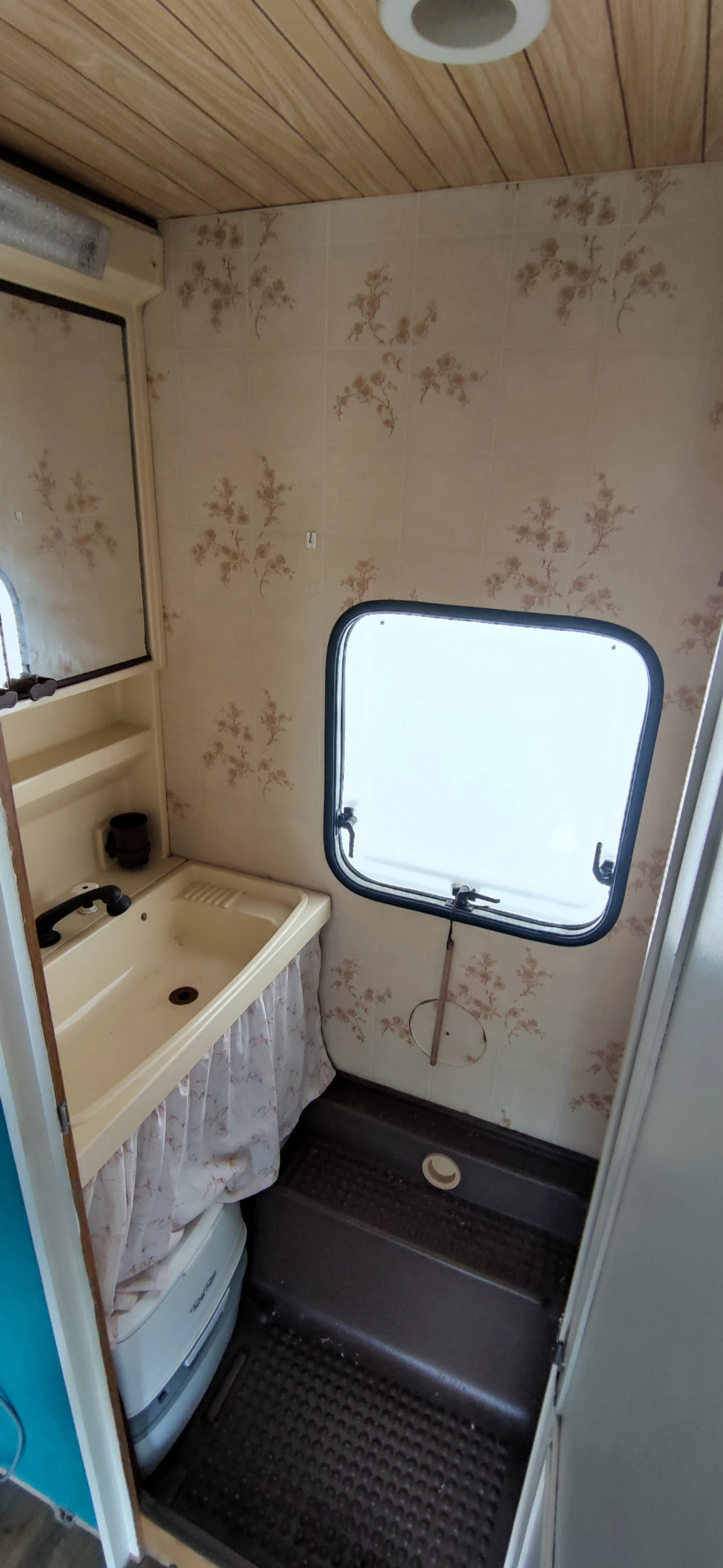 Каравана Burstner CITY, снимка 11 - Каравани и кемпери - 54240386