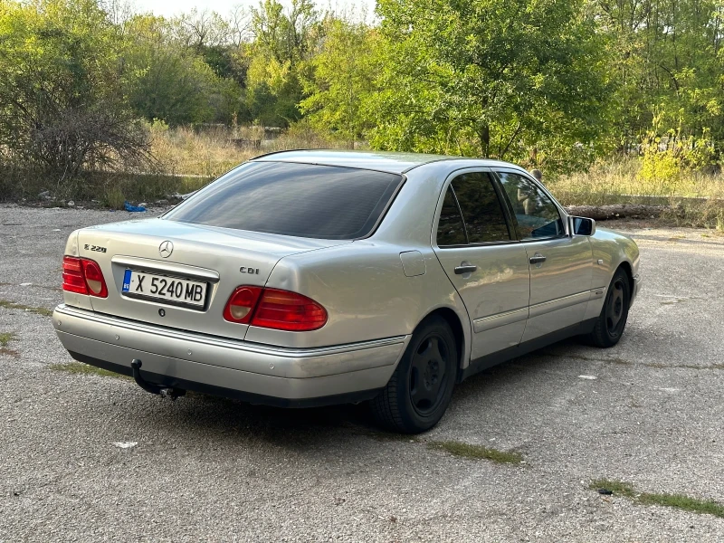 Mercedes-Benz E 220 CDI, снимка 7 - Автомобили и джипове - 47315182