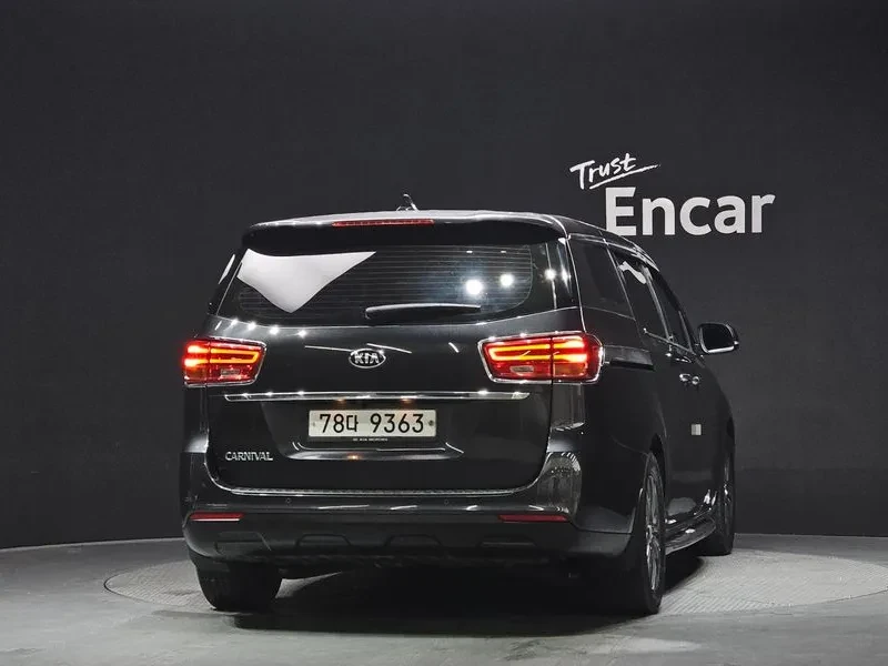 Kia Carnival 2.2D 11-Seater Deluxe, снимка 4 - Автомобили и джипове - 56699090