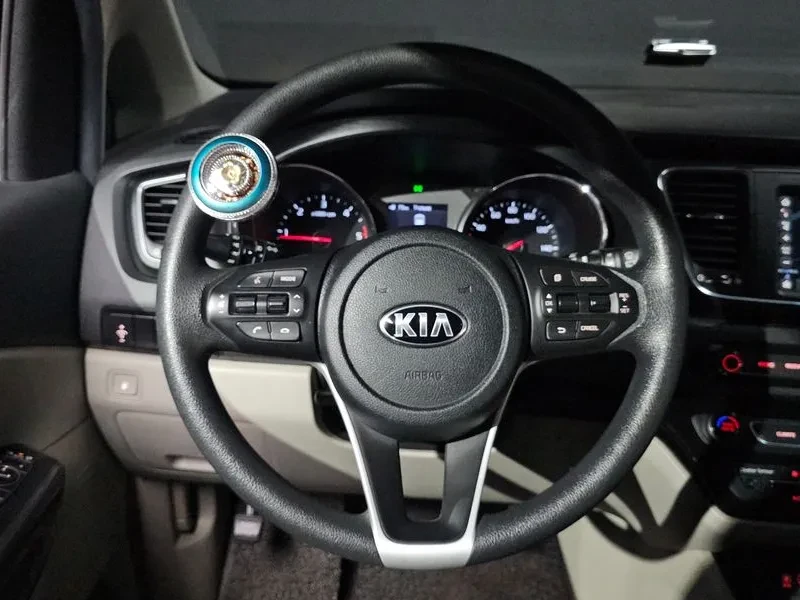 Kia Carnival 2.2D 11-Seater Deluxe, снимка 13 - Автомобили и джипове - 56699090
