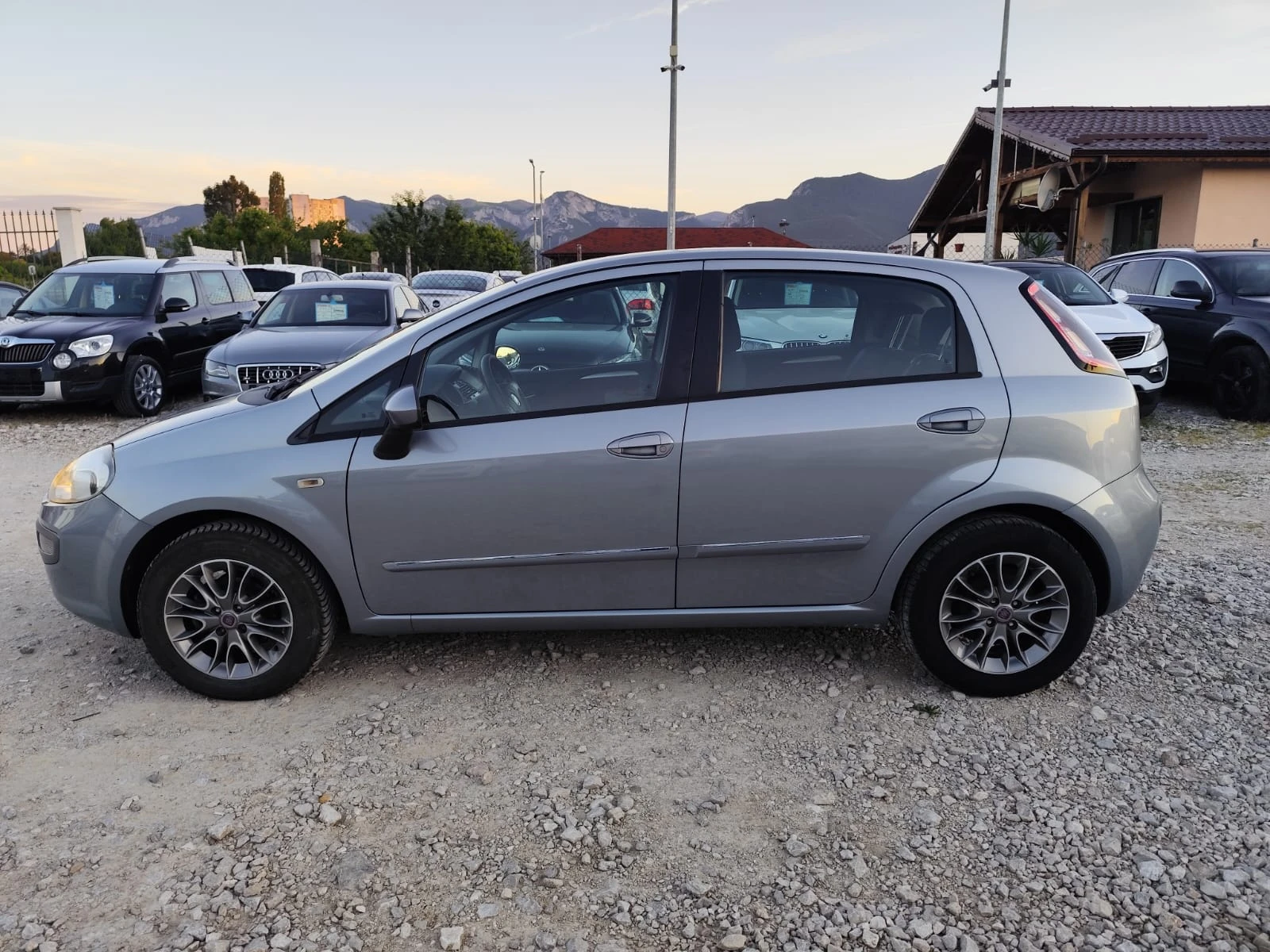 Fiat Punto 1.4 бензин  EVO, снимка 8 - Автомобили и джипове - 54955112