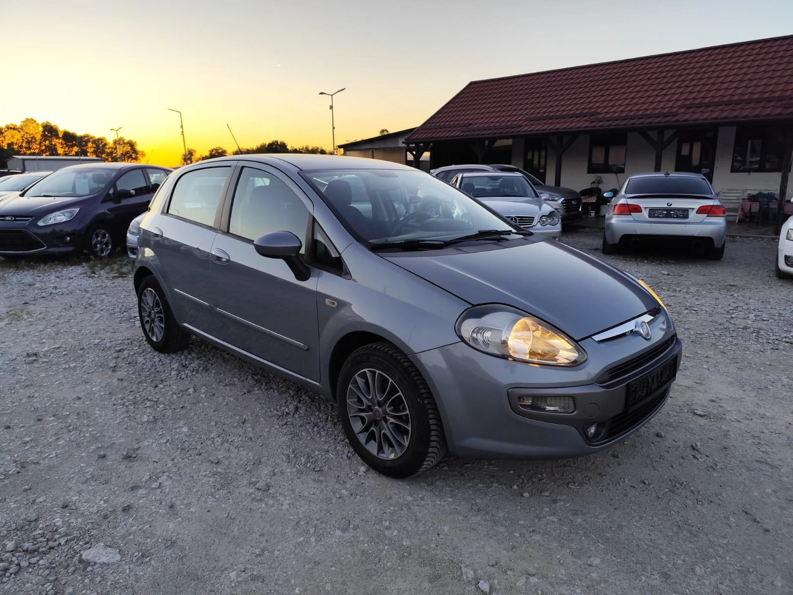 Fiat Punto 1.4 бензин  EVO, снимка 3 - Автомобили и джипове - 54955112