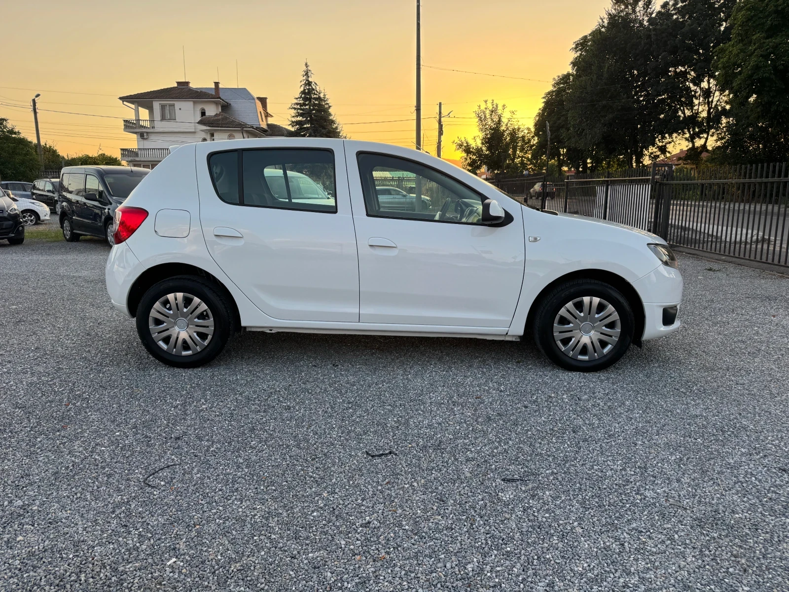 Dacia Sandero 1.5dci Klima!! Navi!! Euro 6!!, снимка 8 - Автомобили и джипове - 55364463