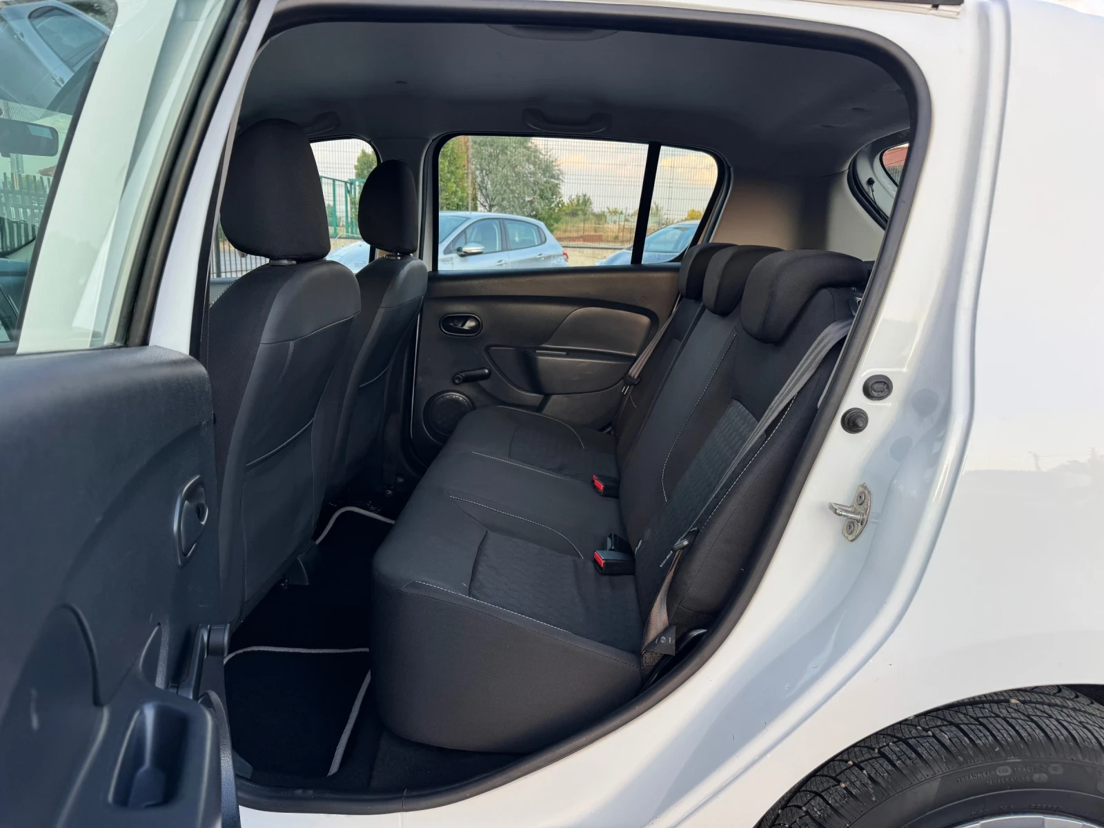 Dacia Sandero 1.5dci Klima!! Navi!! Euro 6!!, снимка 15 - Автомобили и джипове - 55364463