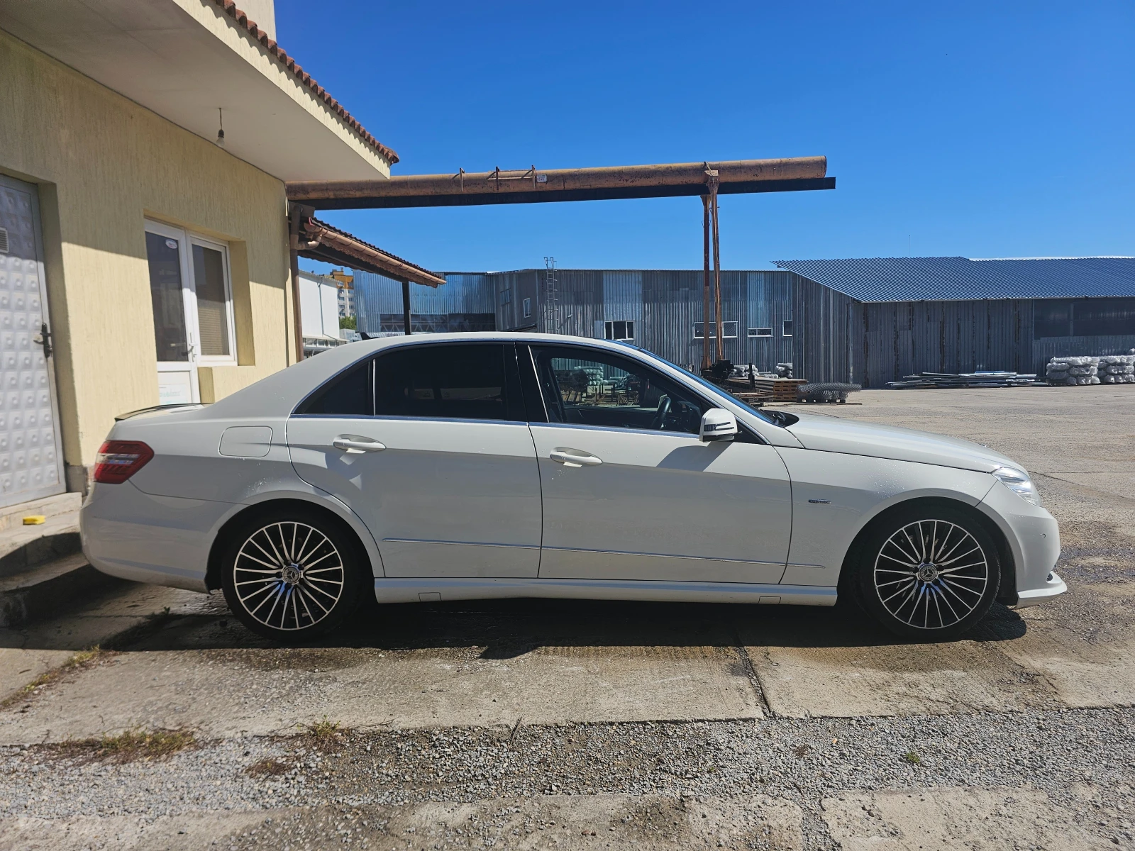 Mercedes-Benz E 220, снимка 3 - Автомобили и джипове - 55470587