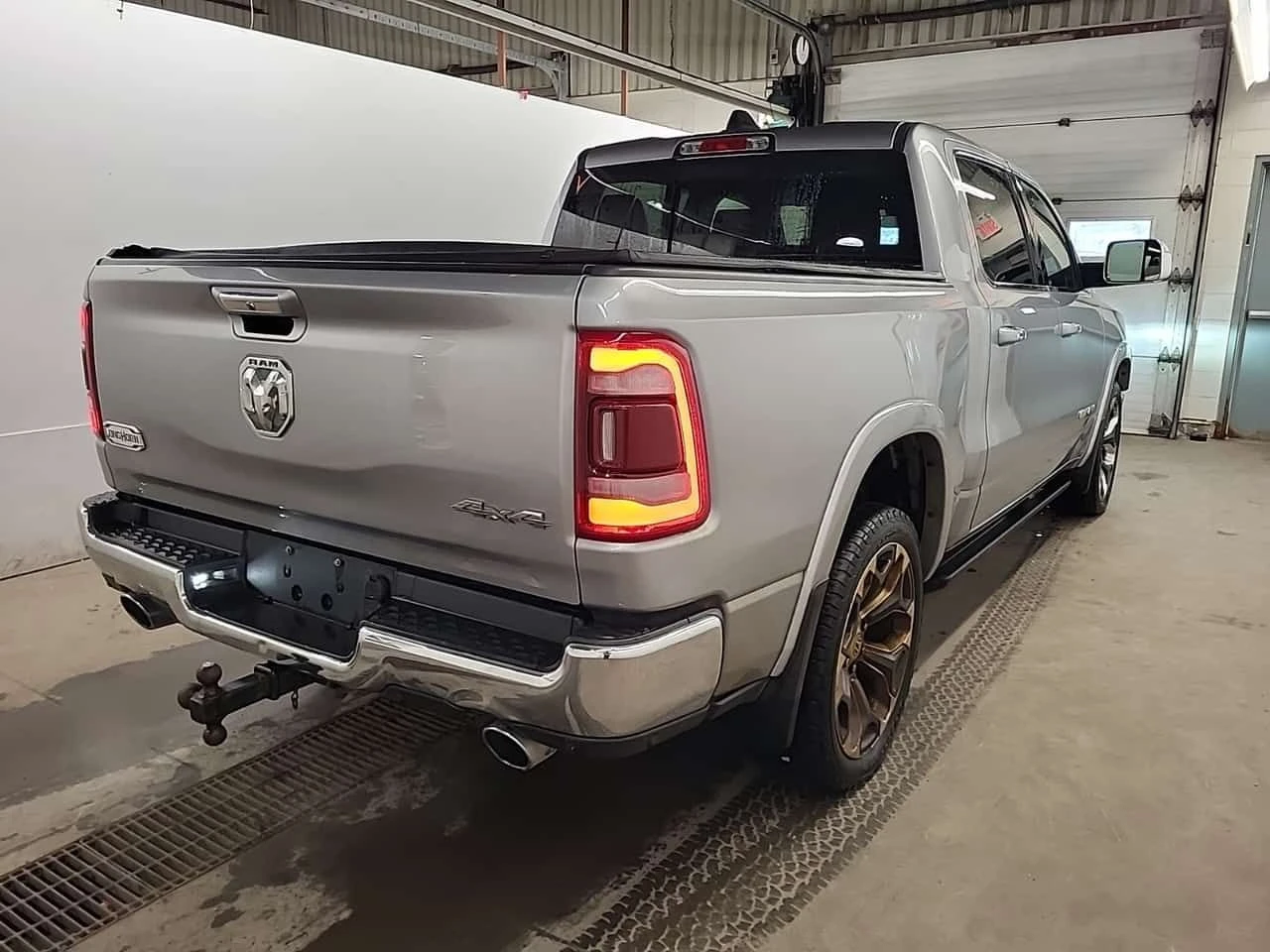 Dodge RAM 1500 * LARAMIE LONGHORN CREW CAB SHORT BED * CARFAX * Ц, снимка 4 - Автомобили и джипове - 54079735