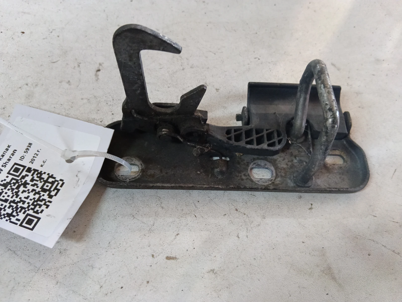 дръжка преден капак 1Q0823480 VW Sharan