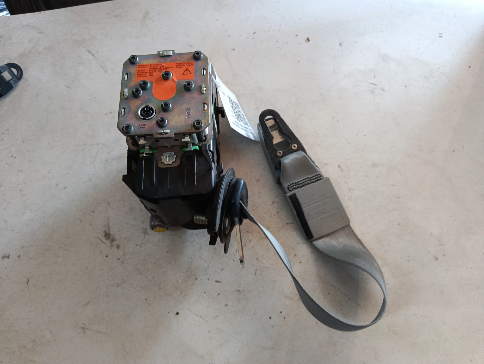 колан предпазен преден ляв СИВ 4G8857705B  Audi A7