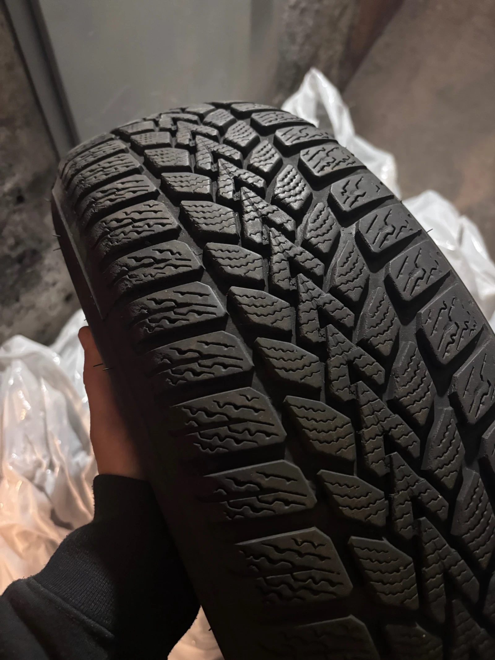 Гуми Зимни 185/65R15, снимка 6 - Гуми и джанти - 54474035