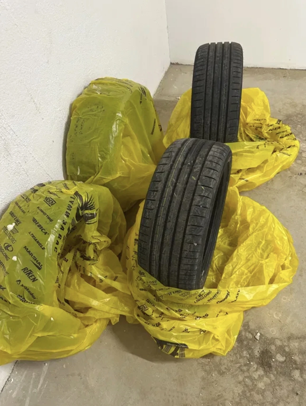 Гуми Летни 215/45R18, снимка 2 - Гуми и джанти - 54802913
