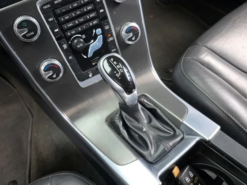 Volvo S60, снимка 9 - Автомобили и джипове - 54326560