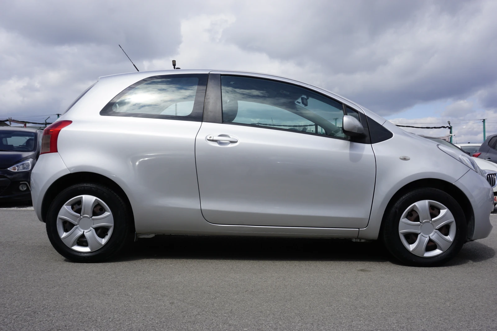 Toyota Yaris 1.3/ АГУ - изображение 8