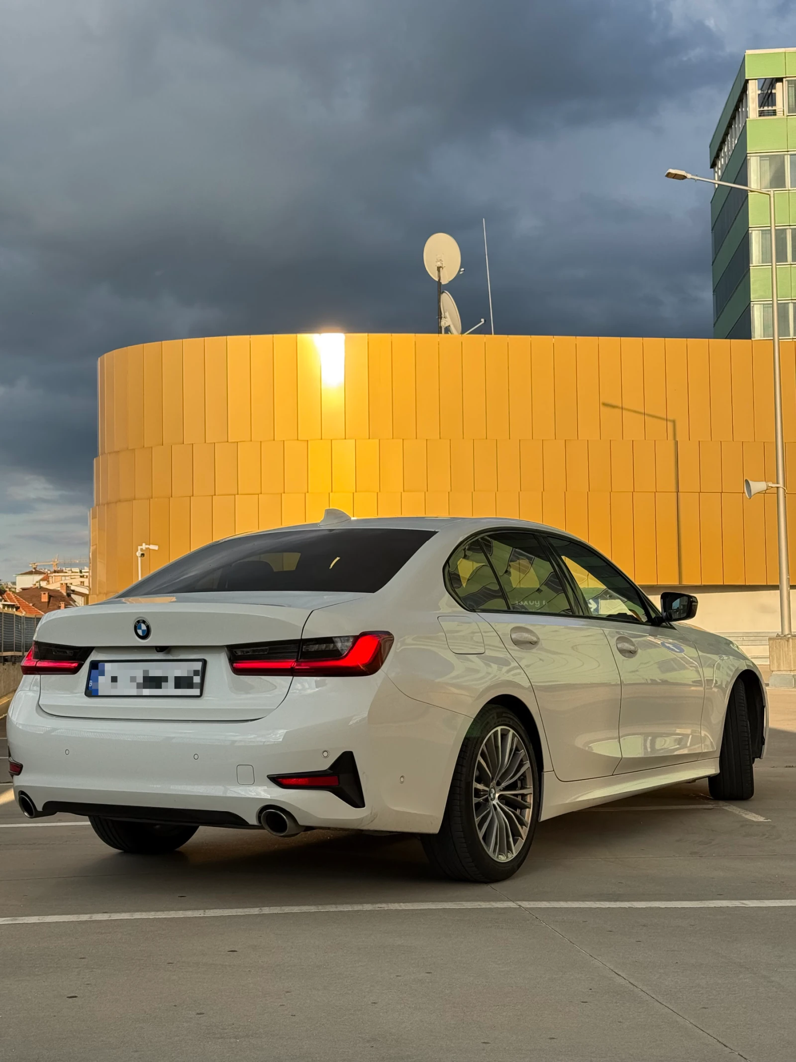 BMW 330 Laser/360 Camera/Full Assist/Подгрев/Кожа, снимка 2 - Автомобили и джипове - 54934849