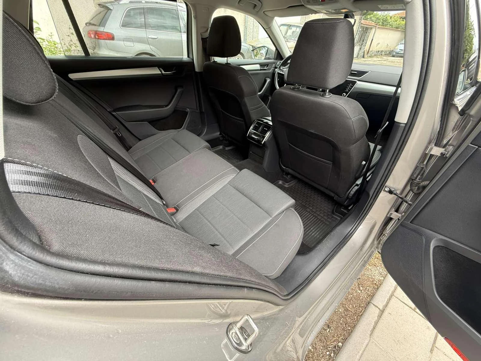 Skoda Superb BUSINES/4x4/DSG/N1, снимка 5 - Автомобили и джипове - 54709150