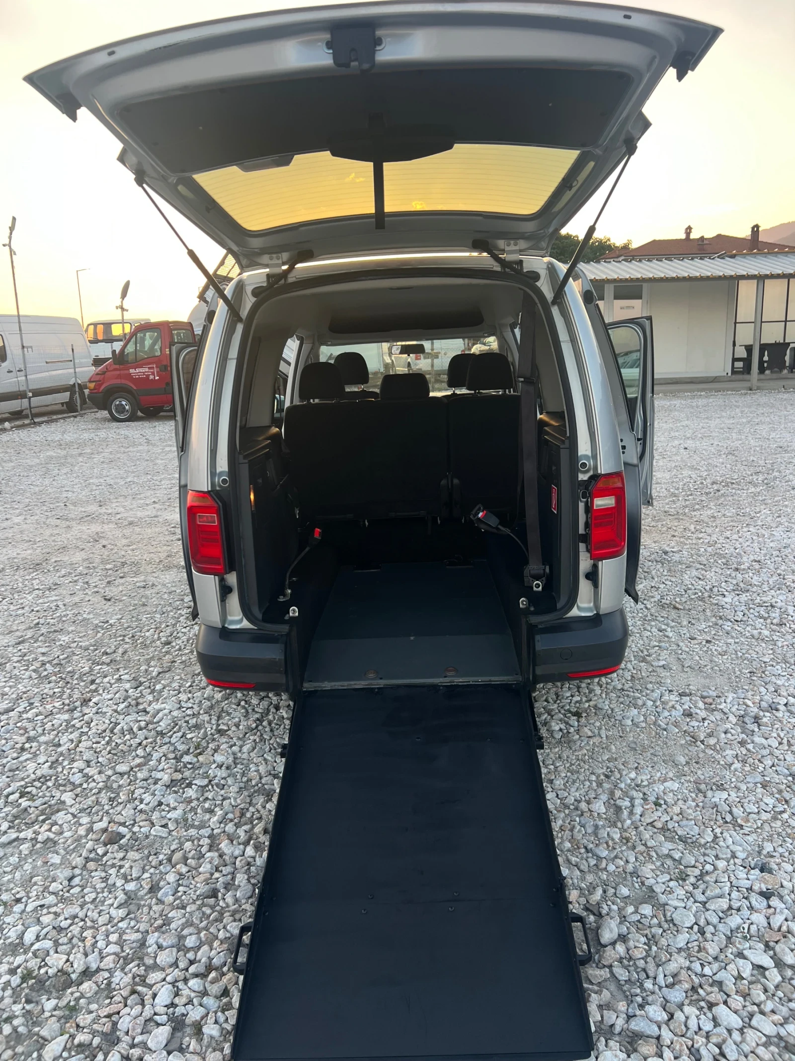 VW Caddy 5 МЕСТА-КЛИМАТИК-2.0TDI, снимка 12 - Автомобили и джипове - 55166948