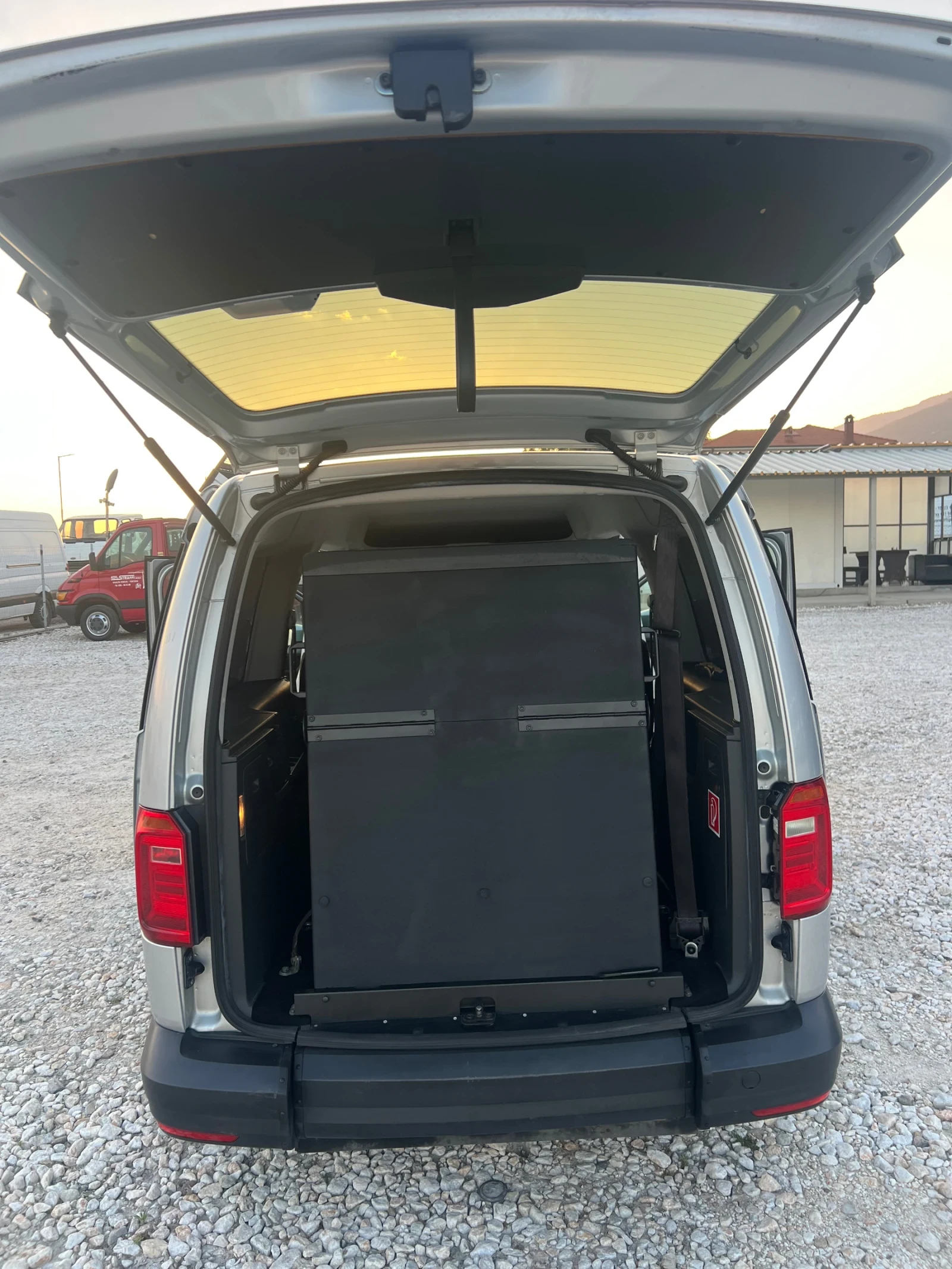 VW Caddy 5 МЕСТА-КЛИМАТИК-2.0TDI, снимка 11 - Автомобили и джипове - 55166948