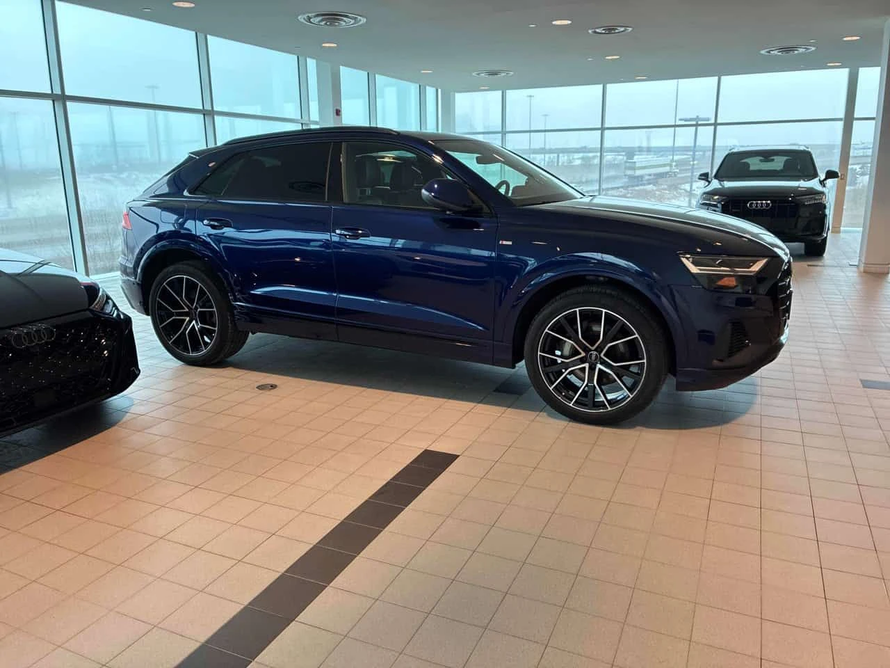 Audi Q8 * Progressiv * 360КАМЕРИ* ПАНОРАМА* ОБДУХВАНЕ*  - изображение 3