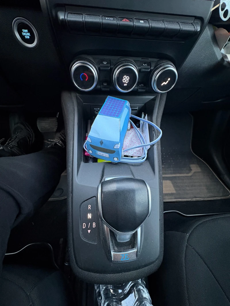 Renault Zoe, снимка 10 - Автомобили и джипове - 49119388