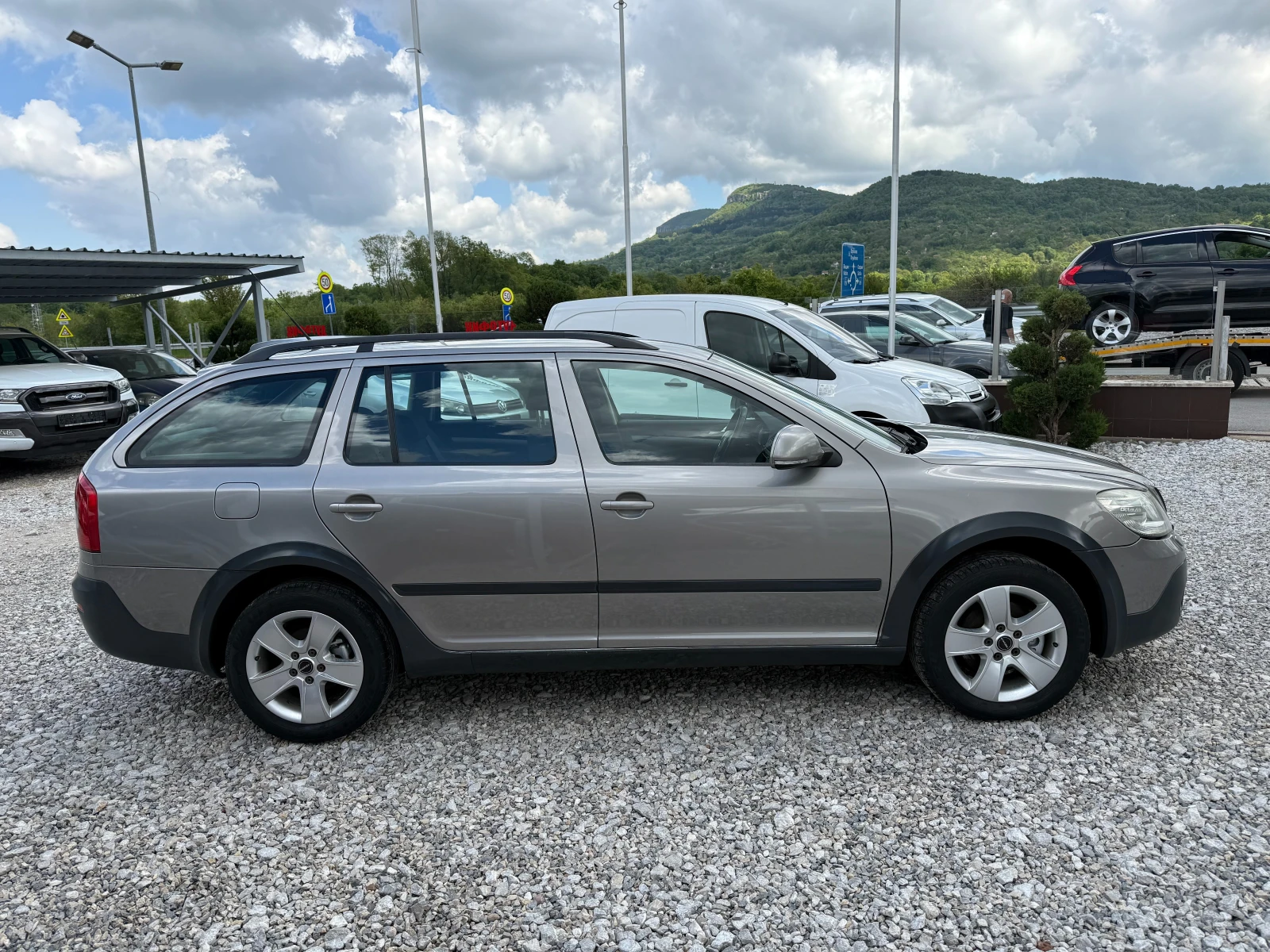 Skoda Octavia 2.0TDI 140кс SCOUT  ! ! КЛИМАТРОНИК, снимка 6 - Автомобили и джипове - 54424739