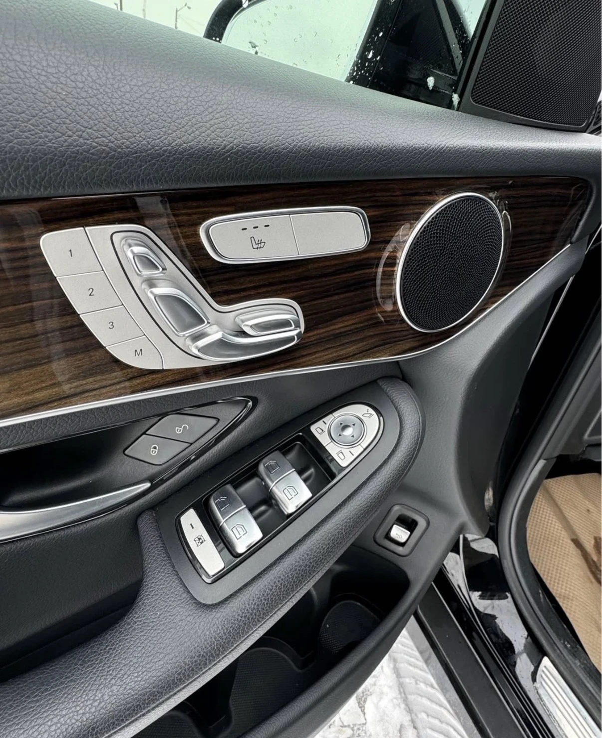 Mercedes-Benz GLC 300 Погреви * * Черен Салон * * Carfax * * Лизинг * *  - изображение 10