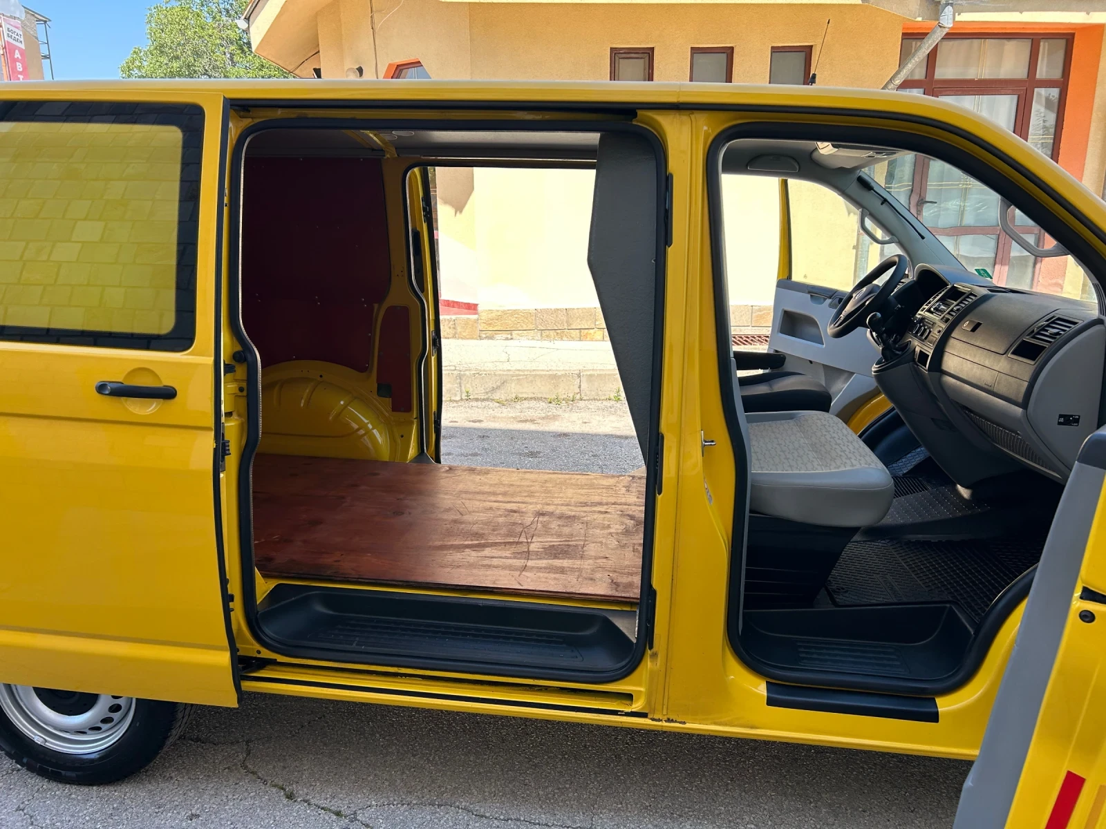 VW Transporter 2.0TDI * ДВЕ СТР. ВРАТИ* , снимка 13 - Бусове и автобуси - 55617561