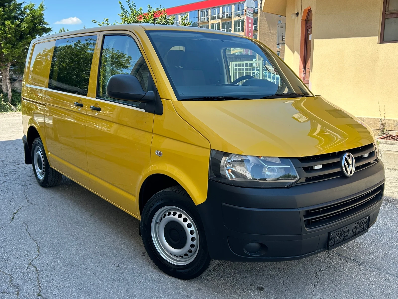 VW Transporter 2.0TDI * ДВЕ СТР. ВРАТИ* , снимка 3 - Бусове и автобуси - 55617561