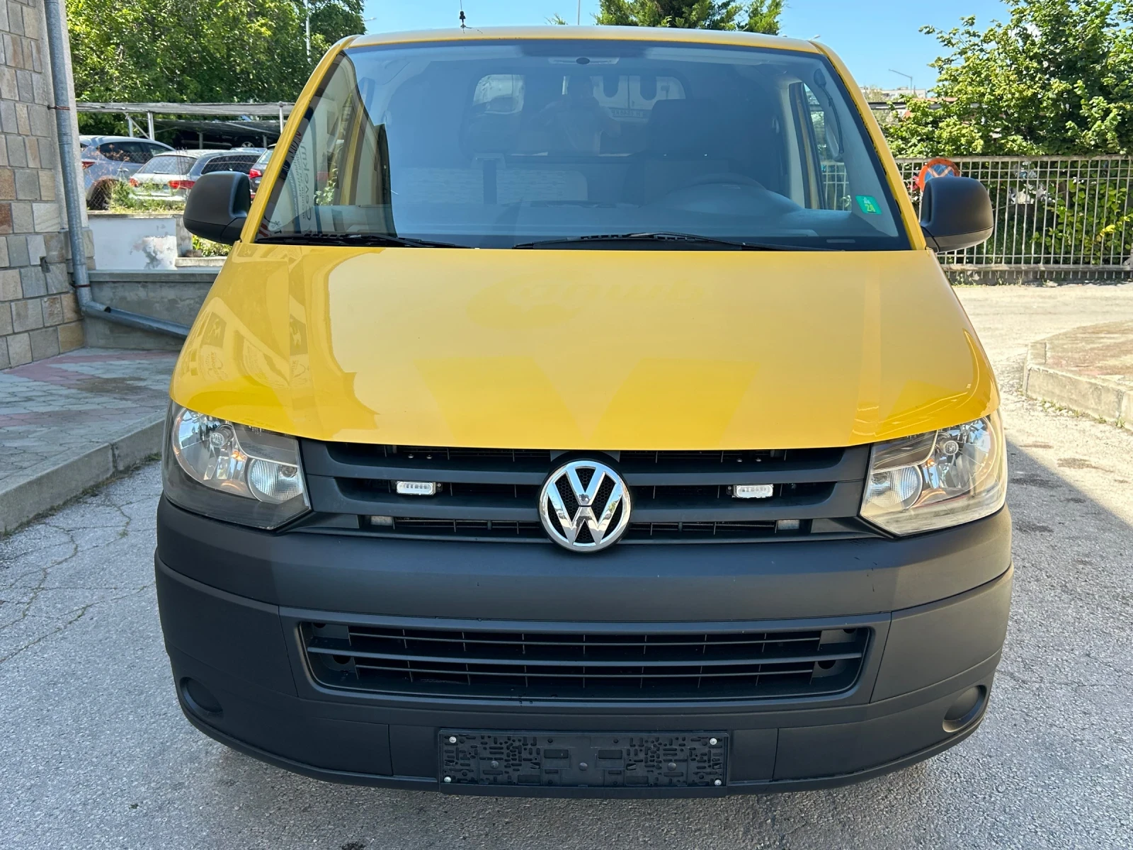 VW Transporter 2.0TDI * ДВЕ СТР. ВРАТИ* , снимка 2 - Бусове и автобуси - 55617561
