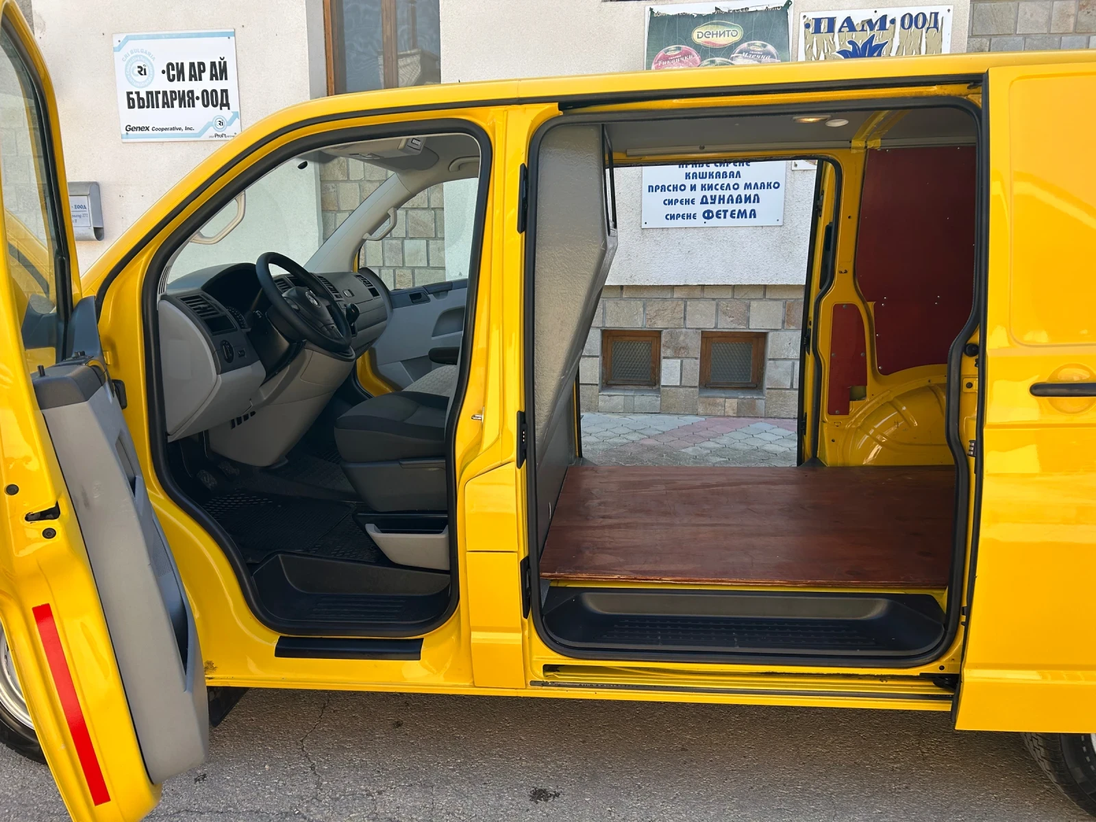 VW Transporter 2.0TDI * ДВЕ СТР. ВРАТИ* , снимка 12 - Бусове и автобуси - 55617561