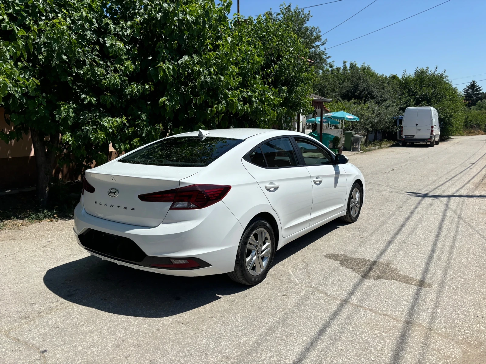 Hyundai Elantra 2.0 - изображение 3