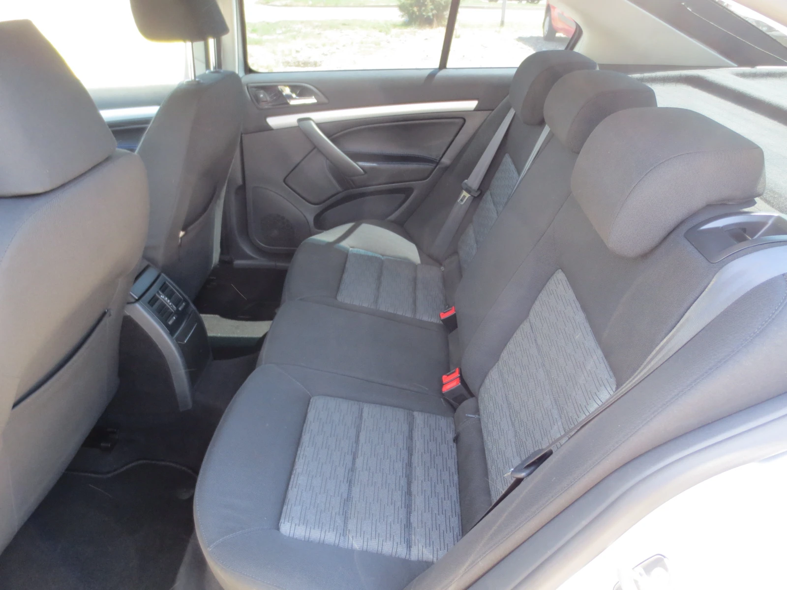 Skoda Octavia 1.6 TDI, снимка 11 - Автомобили и джипове - 54680011