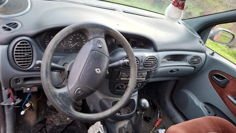 Renault Scenic, снимка 14 - Автомобили и джипове - 49608890