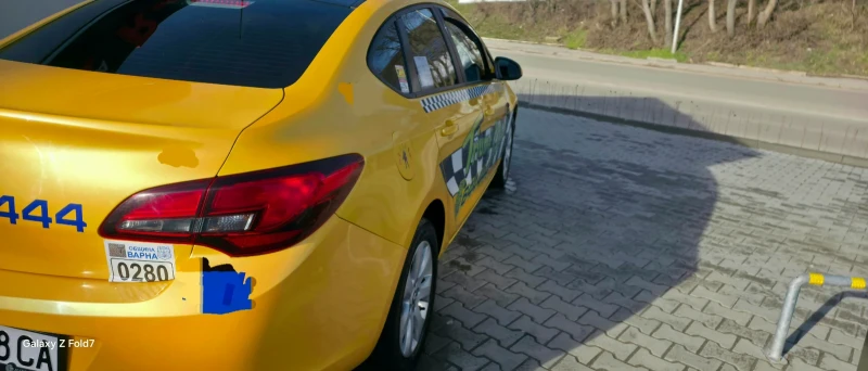 Opel Astra Седан 1.6, снимка 3 - Автомобили и джипове - 53590612