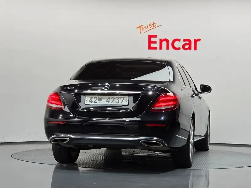 Mercedes-Benz E 300 4Matic Exclusive, снимка 4 - Автомобили и джипове - 55800678