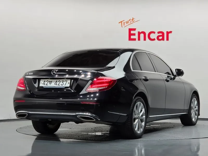 Mercedes-Benz E 300 4Matic Exclusive, снимка 2 - Автомобили и джипове - 55800678