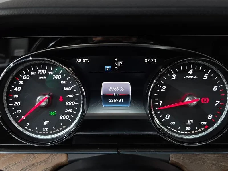 Mercedes-Benz E 300 4Matic Exclusive, снимка 8 - Автомобили и джипове - 55800678