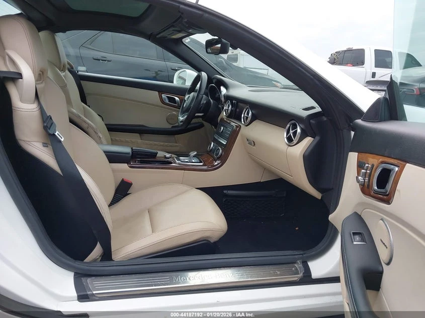 Mercedes-Benz SLC 2.0l 300, снимка 5 - Автомобили и джипове - 53906632